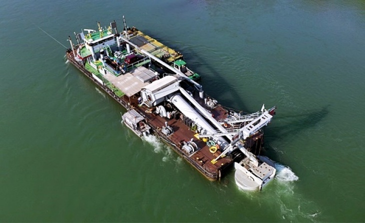 Sampling of bed material using the diving bell ship “Carl Straat” (Photo: Federal Waterways Engineering and Research Institute) Sampling of bed material using the diving bell ship “Carl Straat”