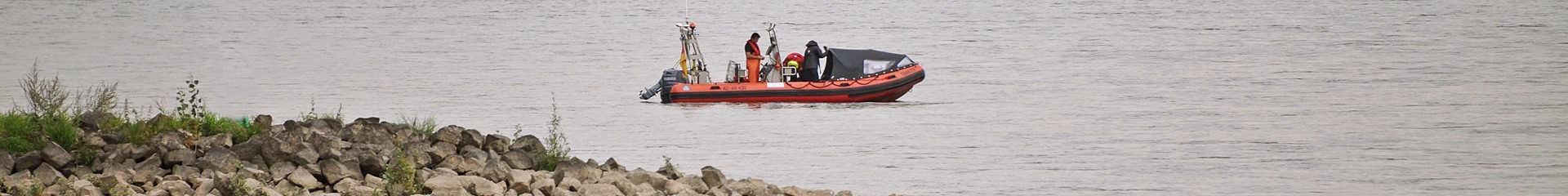 Sampling with a rubber boat on the river Rhine (Photo: Daniel Pröfrock / Hereon)