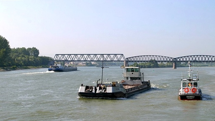 Bed load nourishment using split hopper barges (Photo: Federal Waterways Engineering and Research Institute) Bed load nourishment using split hopper barges